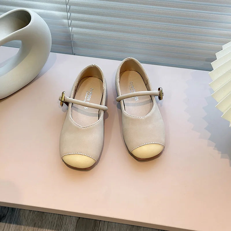 𝐿𝑒𝑎𝑡ℎ𝑒𝑟 𝐴𝑛𝑡𝑖－𝑠𝑙𝑖𝑝𝑝𝑒𝑟𝑦 𝐶𝑎𝑠𝑢𝑎𝑙 𝐶ℎ𝑖𝑐 𝑆ℎ𝑜𝑒𝑠