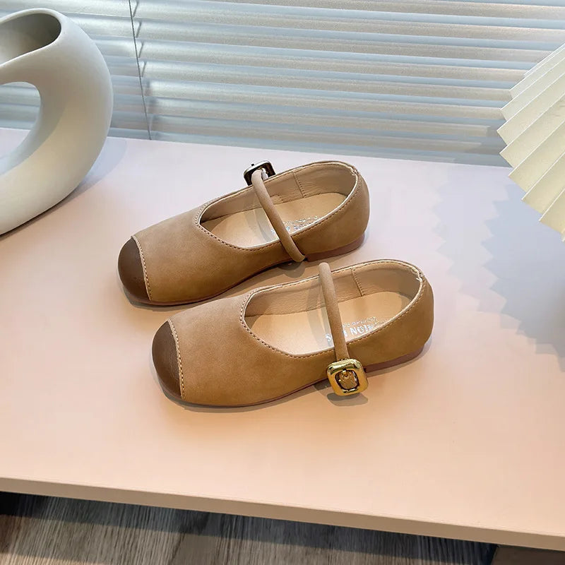 𝐿𝑒𝑎𝑡ℎ𝑒𝑟 𝐴𝑛𝑡𝑖－𝑠𝑙𝑖𝑝𝑝𝑒𝑟𝑦 𝐶𝑎𝑠𝑢𝑎𝑙 𝐶ℎ𝑖𝑐 𝑆ℎ𝑜𝑒𝑠